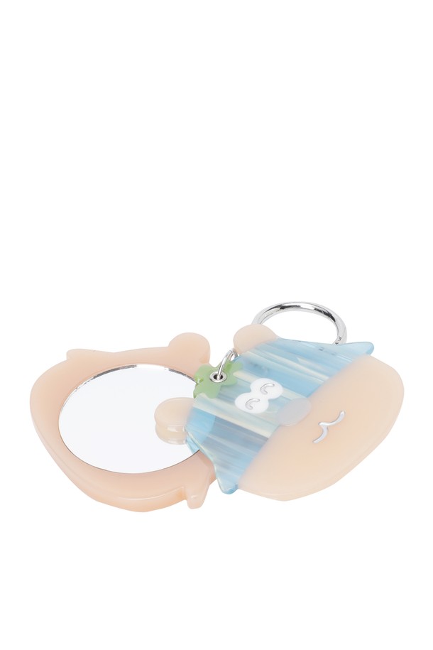 [WAACKIZ] 유니 프룻 미러 키링은 과일 캐릭터 패턴의 디자인과 스윙 형태를 담아낸 유니크한 키링입니다. 에폭시 소재로 제작되어 은은한 광택과 매끄러운 촉감을 선사하며, 내장된 거울 기능을 통해 실용성을 더했습니다. 일상생활은 물론, 골프 활동 시에도 포인트를 줄 수 있는 캐주얼 스타일의 아이템입니다. 깜찍한 디자인으로 소지품에 개성을 더해보세요.
