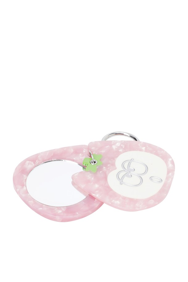 [WAACKIZ] 유니 프루츠 미러 키링은 에폭시 소재로 제작된 핑크색 과일 모티브 디자인의 키링입니다. 거울 기능을 갖춘 이 키링은 일상에서 유용하게 사용할 수 있으며, 캐릭터 및 프린트 무늬가 돋보입니다. 스윙 형태로 재미를 더하고, 은은한 광택과 매끄러운 촉감으로 고급스러운 느낌을 선사합니다. 개성 넘치는 디자인으로 소지품에 포인트를 더해보세요.
