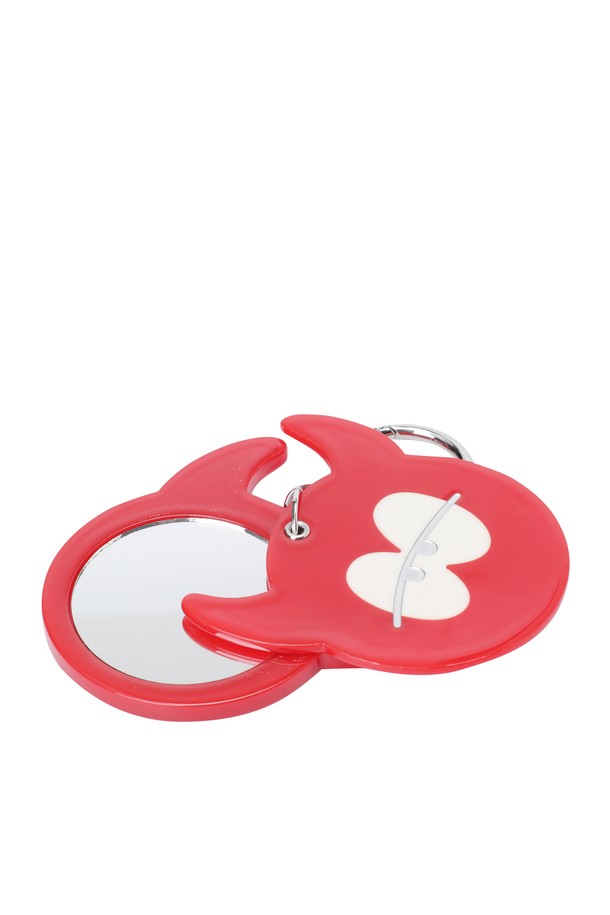 [WAACKIZ] 유니 프룻 미러 키링은 상큼한 과일 모티브 디자인의 키링입니다. 에폭시 소재로 제작되어 은은한 광택과 매끄러운 촉감을 자랑하며, 미니 사이즈로 휴대성이 뛰어납니다. 내부에는 거울이 내장되어 있어 실용성을 더했으며, 스윙 형태로 디자인되어 더욱 매력적입니다. 일상 속에서 개성을 드러낼 수 있는 유니크한 아이템입니다.
