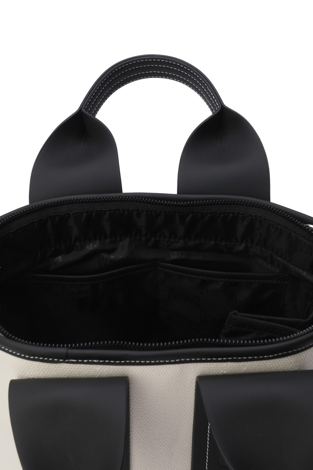 세련된 로고 디테일이 돋보이는 여성 토트백입니다. 캔버스, 가죽 소재의 미디엄 사이즈 가방으로, 탈착 가능한 스트랩과 내부 분리 포켓으로 실용성을 높였습니다. 가방 전면에 로고와 레터링 패턴이 시크하게 디자인되었으며, 사각 쉐입과 지퍼형 잠금 방식으로 안정감을 더했습니다. 숄더&크로스 연출이 가능하며, 핸들 손잡이 부분에 시즌 컬러 포인트를 더해 세련된 포인트를 주었습니다. 출근룩, 오피스룩, 모임룩 등 다양한 TPO에 클래식, 미니멀, 시크 스타일을 완성하는 아이템입니다.
