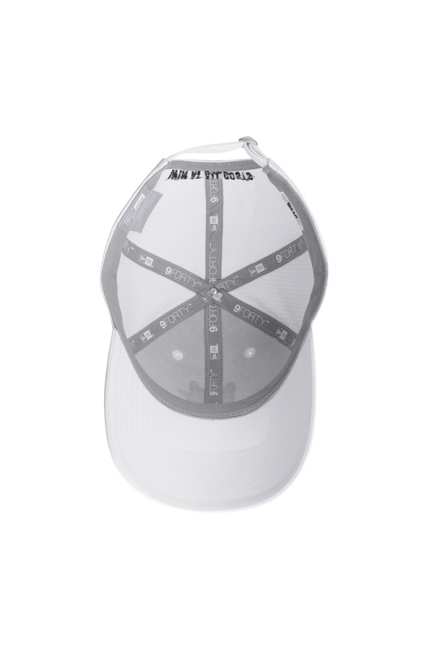 뉴 에라 940 퍼포먼스 와키 캡은 골프 및 일상 용도로 활용 가능한 볼캡입니다. 화이트 컬러에 7cm 챙 넓이로 디자인되었으며, 뒷면 스트랩으로 사이즈 조절이 용이합니다. 캐주얼, 스포티, 미니멀 스타일 연출에 적합하며, 와키 자수와 뉴 에라 심볼 패치가 포인트로 적용되었습니다. 봄, 여름, 가을 계절에 착용하기 좋으며, 땀 흡수 기능까지 갖춰 활동성을 높였습니다. 골프룩 및 여행룩에 매치하여 멋스러운 스타일을 완성해보세요.
