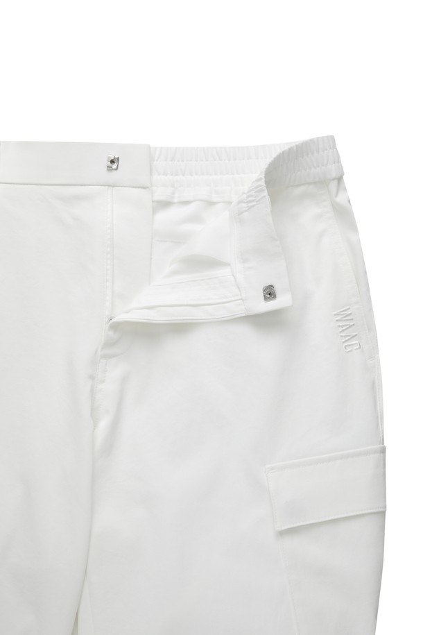 남성 카고 테이퍼드 핏 팬츠입니다. 화이트 컬러의 무지 디자인으로, 캐주얼, 스포티, 미니멀 스타일을 모두 소화할 수 있습니다. 얇고 부드러운 폴리에스테르 소재로 제작되어 가볍고 편안한 착용감을 선사하며, 활동성이 뛰어나 골프룩은 물론 일상에서도 활용하기 좋습니다. 테이퍼드 핏으로 다리가 더욱 슬림해 보이는 효과를 주며, 카고 디테일로 포인트를 더했습니다. 사계절 내내 착용 가능한 실용적인 긴 바지입니다.
