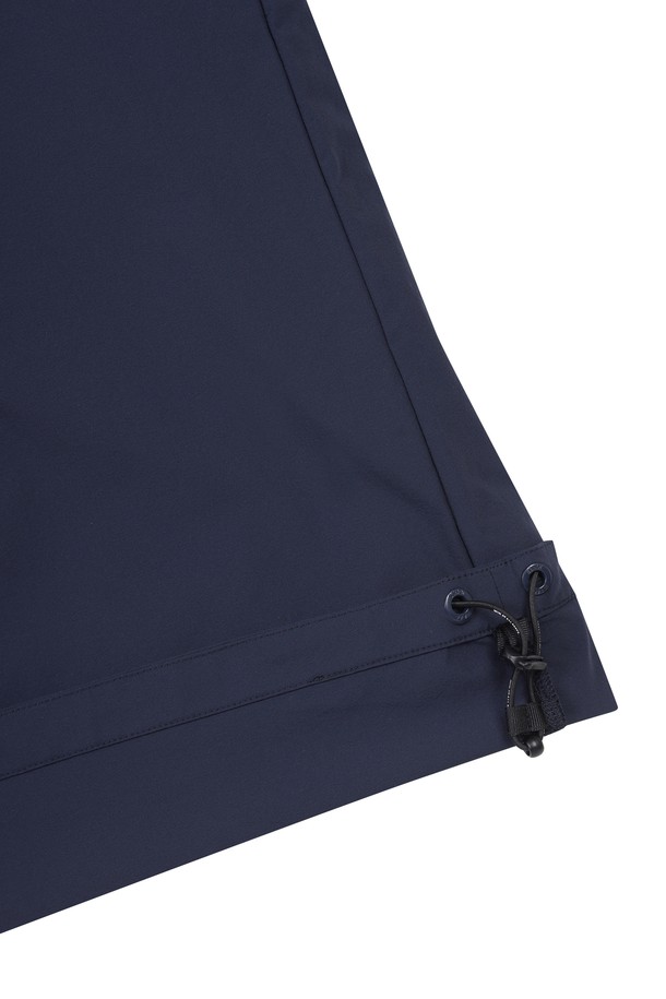 [JONES] 남성 커브드 로고 풀오버는 네이비 컬러의 남성용 풀오버입니다. 봄, 가을 시즌에 적합하며, 스포티, 캐주얼 스타일을 연출할 수 있습니다. 나일론과 스판덱스 혼방 소재로 제작되어 신축성이 뛰어나고, 세미 오버핏으로 편안한 착용감을 제공합니다. 라운드넥 긴소매 디자인에 밑단 스트링과 스토퍼 디테일로 사이즈 조절이 용이하며, 골프룩 및 일상복으로 활용 가능합니다.
