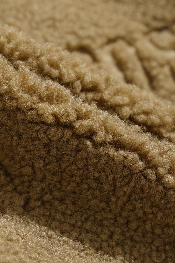 베이지 컬러의 남성용 부클 바시티 재킷입니다. 플리스와 부클 소재를 사용하여 부드러운 촉감과 두꺼운 두께로 뛰어난 보온성을 제공합니다. 스포티하면서도 캐주얼한 스타일로, 골프룩 또는 일상복으로 활용하기 좋습니다. 넥, 소매, 밑단에 니트 시보리를 적용하여 편안함과 안정감을 더했습니다. 레귤러 핏의 긴 소매 버튼 여밈 방식의 자켓으로, 로고 패턴이 특징입니다.
