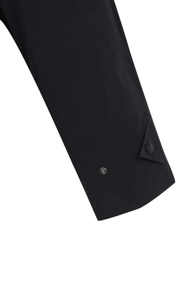 세련된 여성 롱 점프수트입니다. 블랙 컬러의 슬림핏 디자인으로, 허리 밴딩과 테이퍼드 핏이 다리 라인을 더욱 돋보이게 합니다. 부드러운 스트레치 소재로 제작되어 편안한 착용감을 제공하며, 반소매와 브이넥, 얇은 두께감으로 사계절 내내 활용 가능합니다. 롤업 소매와 밑단 스냅 버튼 디테일이 돋보이며, 지퍼형 여밈 방식으로 간편하게 착용할 수 있습니다. 골프룩은 물론, 일상에서도 클래식하고 미니멀한 스타일을 연출해보세요.
