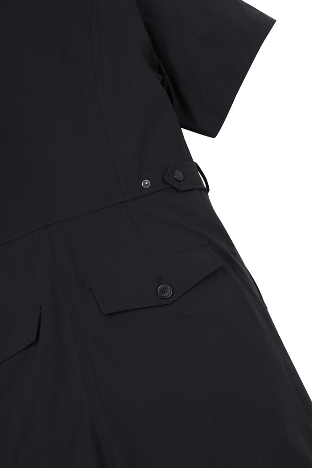 [JONES] 여성 SS 점프수트는 봄, 여름 시즌에 활용하기 좋은 여성 골프 및 일상복 점프수트입니다. 부드러운 촉감의 스트레치 소재로 제작되어 편안한 착용감을 선사하며, 세미 오버핏으로 스포티하면서도 캐주얼한 스타일을 연출합니다. 오픈 칼라 디자인에 무지 패턴, 반소매 기장으로 시원함을 더하고, 허리 스냅 버튼과 롤업 밑단으로 실루엣 조절이 용이합니다. 골프 티 꽂이가 포함되어 기능성까지 갖춘 블랙 컬러의 점프수트입니다.
