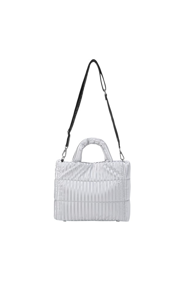 세련된 스타일을 완성하는 여성 패딩 백입니다. 미디엄 사이즈의 사각 쉐입으로, 은은한 광택감과 퀼팅 및 스트라이프 패턴이 돋보이는 디자인입니다. 탈부착 가능한 스트랩으로 토트백, 숄더백, 크로스백 등 다양한 스타일 연출이 가능하며, 내부 분리 수납공간은 실용성을 더합니다. 와키 캐릭터 엠보 패치로 포인트를 주어 클래식, 미니멀, 캐주얼 등 어떤 스타일에도 잘 어울리며, 데이트룩, 모임룩, 출근룩에 모두 활용하기 좋습니다.
