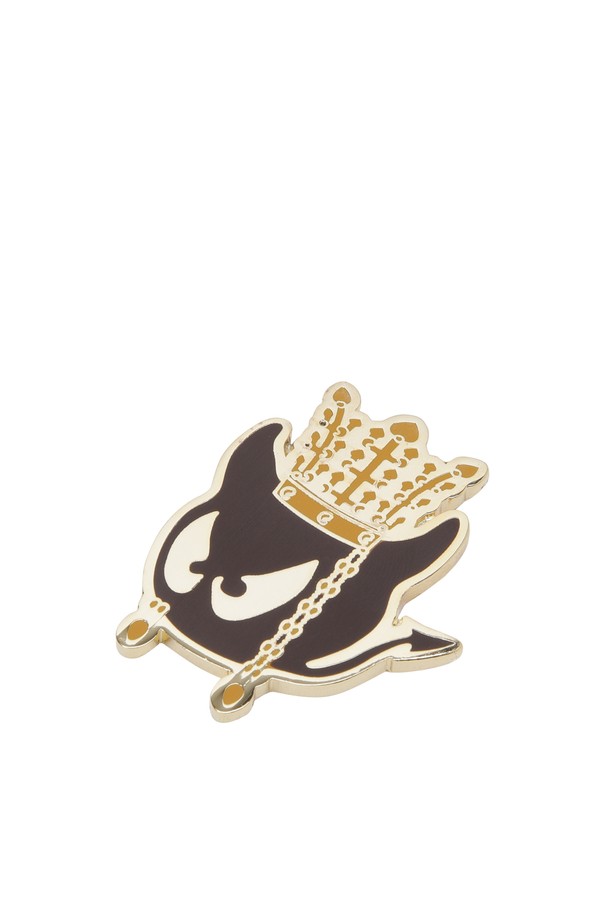 [GYEONGJU EDITION] 볼마커 세트는 클래식한 스타일의 골프 용품으로, 네이비와 브라운 두 가지 색상으로 출시되었습니다. 에폭시 소재에 와키 캐릭터 로고 패턴으로 포인트를 주어 디자인의 완성도를 높였습니다. 구성은 클립 1개와 볼마커 2개로 이루어져 있으며, 클립 기능을 통해 간편하게 사용 가능합니다. 특히, 본 제품은 경주 에디션 한정판으로, WAAC 온라인 스토어 및 경주 매장에서만 만나볼 수 있습니다. 골프를 즐기는 모든 분들께 유니크한 스타일을 더해줄 아이템입니다.
