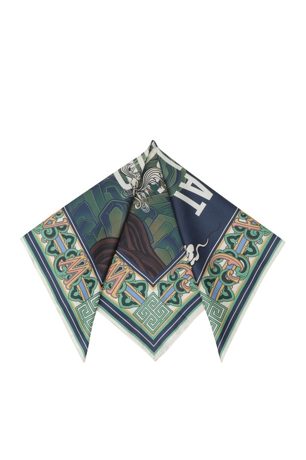 [GYEONGJU EDITION] 스카프는 우아하고 클래식한 분위기를 연출하는 여성용 실크 스카프입니다. 천마도 모티브 디자인의 프린트 무늬가 특징이며 부드러운 촉감과 얇은 두께로 사계절 내내 활용하기 좋습니다. 블루, 그린 두 가지 색상으로 출시되었으며, 65x64cm 사이즈로 제작되었습니다. 데이트룩, 모임룩, 여행룩 등 다양한 TPO에 활용 가능하며, 미니멀, 로맨틱 스타일을 즐겨 입는 분들께 추천합니다. 전용 파우치가 함께 제공되어 소중하게 보관할 수 있으며, 경주 에디션 한정 상품으로 특별함을 더합니다.
