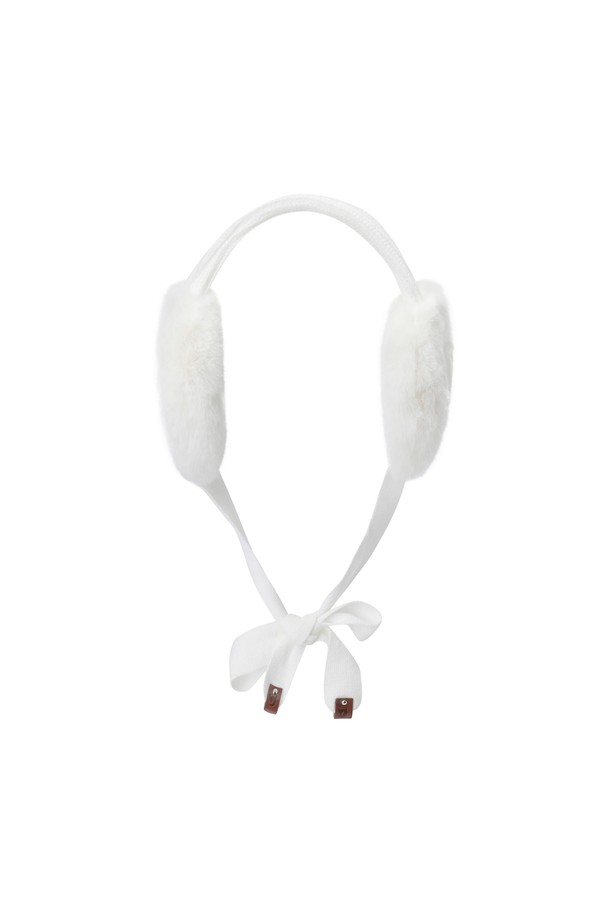 **Women 리본 퍼 이어워머**는 추운 겨울, 골프 라운딩과 일상에서 스타일리시하게 착용할 수 있는 여성용 이어워머입니다. 부드러운 퍼 소재와 두꺼운 두께로 뛰어난 보온성을 제공하며, 가볍고 편안한 착용감을 선사합니다. 화이트 컬러 바탕에 리본 장식과 사이드 로고 자수가 더해져 클래식, 미니멀, 캐주얼 룩에 모두 잘 어울립니다. 턱끈이 포함되어 활동적인 움직임에도 안정감을 유지하며, 턱 끈 끝단에는 와키 캐릭터 레더 탭으로 포인트를 주었습니다.
