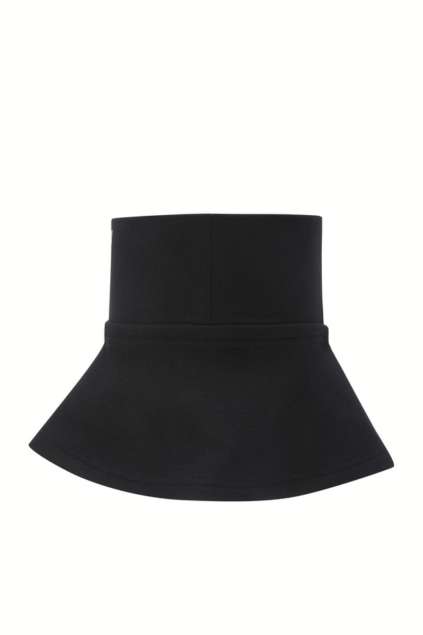 남성용 넥워머입니다. 신축성 소재로 제작되어 부드러운 촉감을 선사하며, 가을/겨울 시즌 골프 활동 시 보온성을 제공합니다. 군더더기 없는 깔끔한 블랙 컬러 디자인에 상단 배색 로고 프린팅으로 세련된 스타일을 연출합니다. 심플하면서도 실용적인 아이템으로, 다양한 스타일에 매치하기 좋습니다. 넥워머로 따뜻하고 편안한 골프를 즐겨보세요.
