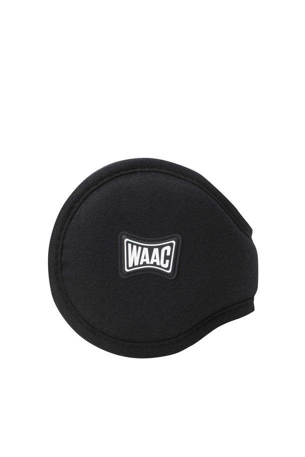 남성용 이어워머는 골프, 일상 등 다양한 상황에서 활용 가능한 데일리 퍼포먼스 아이템입니다. 부드러운 퍼 소재로 제작되어 뛰어난 보온성을 제공하며, 겨울철 추위로부터 귀를 따뜻하게 보호해 줍니다. 미니멀하고 베이직한 디자인에 로고 엠보 디테일로 포인트를 주어 세련된 스타일을 연출합니다. 블랙 컬러와 두꺼운 두께감으로 어떤 스타일에도 매치하기 용이하며, 클래식, 캐주얼 골프룩에 모두 잘 어울립니다. 클린한 디자인으로 유행을 타지 않고 오랫동안 착용할 수 있습니다.
