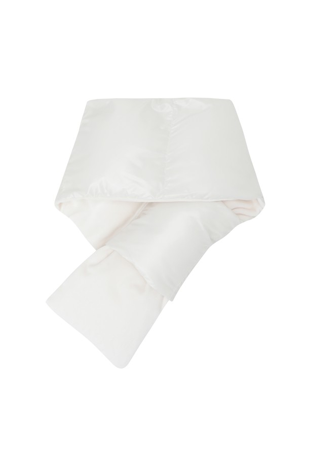 [Exclusive] 패딩 머플러는 포근함을 더하는 겨울철 필수 아이템입니다. 부드러운 벨보아와 폴리에스터 소재로 제작되어 뛰어난 촉감과 보온성을 제공하며, 무지 디자인으로 어떤 스타일에도 잘 어울립니다. 홀 방식 착용으로 간편하게 사용 가능하며 가벼운 착용감과 실용적인 디자인을 갖췄습니다. 화이트 컬러로 세련된 느낌을 더하여 골프, 일상 등 다양한 활동에 활용할 수 있습니다. 두꺼운 두께감으로 추운 날씨에도 따뜻하게 몸을 보호해 줍니다.
