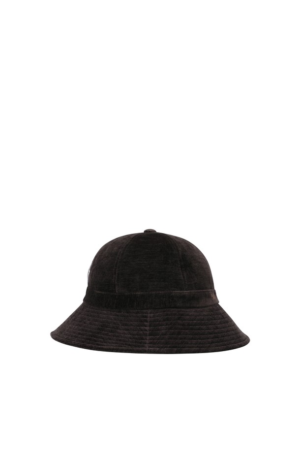 부드러운 코듀로이 소재와 벨벳 소재를 사용하여 제작된 여성 코듀로이 버킷햇입니다. 브라운과 아이보리 두 가지 색상으로 출시되어 다양한 골프룩과 일상룩에 매치하기 좋습니다. 챙 넓이 7cm로 햇빛을 효과적으로 가려주며, 자수 디자인이 포인트로 더해져 클래식, 캐주얼, 미니멀 스타일 모두 소화 가능합니다. 턱끈이 있어 활동적인 날에도 안정적으로 착용할 수 있으며, 가볍고 부드러운 촉감으로 편안함을 선사합니다. 봄, 가을 시즌에 활용하기 좋은 아이템입니다.
