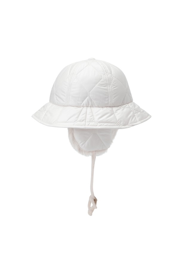 겨울철 라운딩과 일상에서 따뜻함과 스타일을 책임지는 여성 이어워머 패딩 버킷햇입니다. 부드러운 패딩 소재와 두꺼운 두께감으로 뛰어난 보온성을 제공하며, 6cm 챙으로 햇빛을 효과적으로 가려줍니다. 귀를 따뜻하게 감싸는 이어워머 디테일이 추운 날씨에도 쾌적한 착용감을 선사합니다. 와키 캐릭터 자수 패치로 포인트를 더해 캐주얼하면서도 미니멀한 골프룩을 완성할 수 있습니다. 턱끈과 사이즈 조절 기능으로 편안한 착용감을 누려보세요.
