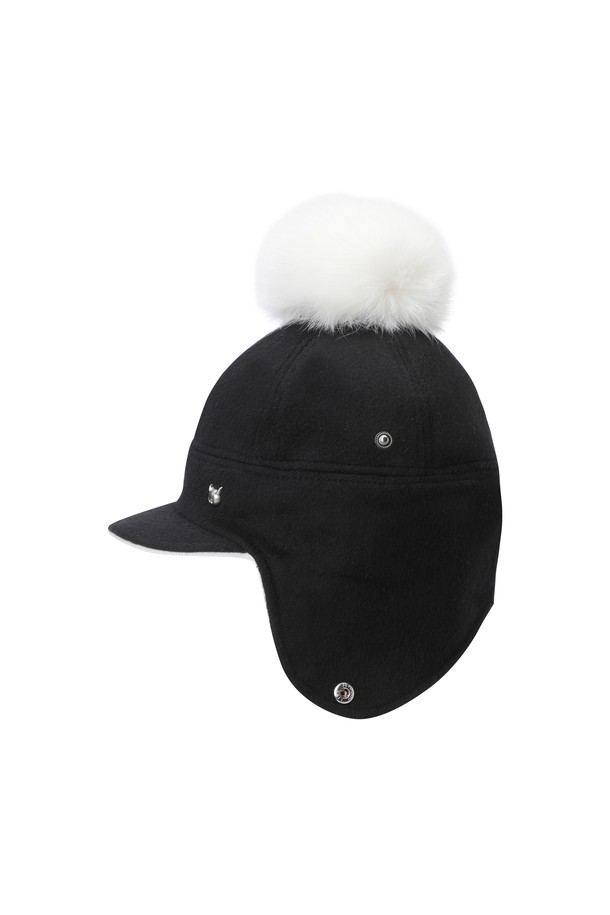 Women 폼폼 니트 햇은 겨울, 가을 시즌에 어울리는 여성용 니트햇입니다. 부드러운 니트 소재로 제작되어 편안한 착용감을 선사하며, 보온 기능을 갖춰 추운 날씨에도 따뜻하게 사용할 수 있습니다. 블랙 컬러에 무지 패턴으로 어떤 스타일에도 잘 어울리며, 4cm 챙 넓이와 일반적인 모자 깊이로 디자인되었습니다. 탈부착 가능한 퍼 방울과 양사이드 스냅 디테일로 포인트를 주어 클래식, 미니멀, 캐주얼 골프룩에 모두 잘 어울립니다.
