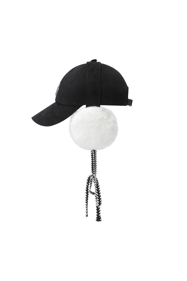 세련된 여성 코듀로이 이어 워머 캡입니다. 겨울철 라운딩을 위한 필수템으로, 부드러운 코듀로이와 니트 소재로 제작되어 뛰어난 보온성을 제공합니다. 무지 디자인으로 클래식, 캐주얼, 미니멀 스타일 모두 소화 가능하며, 턱끈이 있어 활동적인 착용에도 안정감을 더합니다. 두꺼운 두께감으로 추운 날씨에도 따뜻하게 골프를 즐길 수 있습니다.
