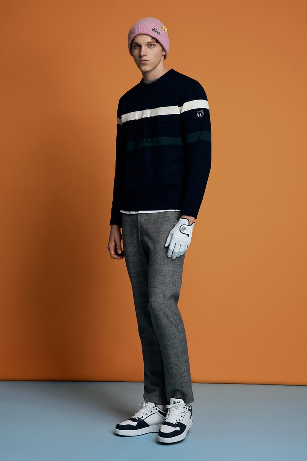 남성 TR 체크 패턴 팬츠입니다. 부드러운 촉감의 TR 소재로 제작되어 가을, 겨울 시즌에 따뜻하게 착용할 수 있습니다. 그레이 컬러의 테이퍼드핏 긴바지로, 포멀하면서도 캐주얼한 스타일을 연출합니다. 허벅지 부분에 여유를 주어 편안한 착용감을 제공하며, 골프, 일상, 비즈니스 캐주얼 등 다양한 TPO에 활용 가능합니다. 클래식, 캐주얼, 미니멀 스타일을 즐겨 입는 남성분들께 추천합니다.
