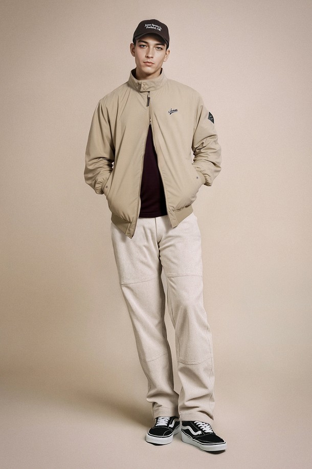 [JONES] 남성 코듀로이 더블 니 팬츠는 가을, 겨울 시즌에 어울리는 남성용 코듀로이 팬츠입니다. 부드러운 촉감의 코듀로이, 폴리에스테르, 스판덱스 혼방 소재로 제작되어 편안한 착용감을 선사합니다. 베이지 컬러의 무지 디자인에 레귤러핏으로 제작되었으며, 보온성이 우수하고 더블니 디자인으로 활동성을 더했습니다. JONES 로고가 새겨진 벨트 일체형 디자인으로, 골프 및 일상 캐주얼, 스포티, 클래식 스타일 연출에 활용 가능합니다. 허리 밴딩 처리로 편안함을 더했습니다.
