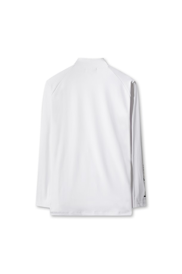 [JONES] 맨 로고 베이스 레이어는 골프 및 피트니스 활동에 적합한 남성용 슬림핏 베이스레이어입니다. 폴리에스터와 스판덱스 혼방 소재로 제작되어 부드러운 촉감과 신축성을 제공하며, 사계절 내내 착용 가능합니다. 화이트 컬러에 스포티한 로고 패턴이 돋보이며, 라운드넥과 긴소매 디자인으로 편안함을 더했습니다. JONES 콜라보레이션 제품으로, 이너웨어로도 활용할 수 있어 실용적입니다. 스포티하고 미니멀한 스타일을 연출하기 좋습니다.
