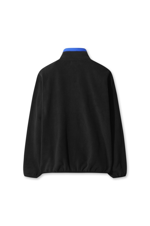 [JONES] Men Polartec(폴라텍) 레트로 플리스 풀오버는 남성용 상의로, 골프 및 겨울 데일리룩에 적합합니다. 부드러운 촉감의 플리스와 폴라텍 소재, 두꺼운 두께의 기모 안감으로 보온성과 흡습성을 갖춰 추운 날씨에도 따뜻하게 착용할 수 있습니다. 레귤러 핏의 하프넥 디자인으로 스포티함과 캐주얼한 스타일을 동시에 연출하며, 무지 패턴에 배색 플라켓과 포켓 디테일, 러버탭 로고로 포인트를 더했습니다. [WAAC] X JONES 콜라보레이션 제품으로, 긴 소매 기장의 레귤러핏 플리스 풀오버입니다.
