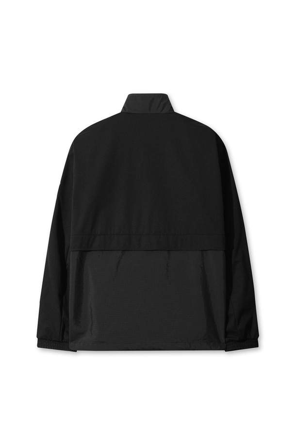 블랙 컬러의 남성용 패딩 하이브리드 아노락입니다. 골프 및 일상생활에서 스포티하고 캐주얼한 스타일을 연출할 수 있습니다. 방풍, 보온 기능과 신축성을 갖춘 두꺼운 두께감의 나일론 소재로 제작되었습니다. 하프 집업 디자인과 레귤러핏으로 편안한 착용감을 제공하며, 겨울철에도 따뜻하게 활동할 수 있습니다. 미니멀한 무드의 무지 디자인으로 다양한 룩에 활용하기 좋습니다.
