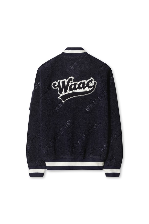 남성용 부클 바시티 재킷은 겨울철 추위를 막아줄 두꺼운 두께감의 아우터입니다. 네이비 컬러에 스포티하고 캐주얼한 스타일을 더했으며, 골프룩과 출근룩 등 다양한 TPO에 활용할 수 있습니다. 플리스와 부클 소재를 사용하여 부드러운 촉감을 선사하며, 보온과 방풍 기능으로 추운 날씨에도 따뜻하게 착용할 수 있습니다. 넥, 소매, 밑단에 니트 시보리를 적용하여 활동성을 높였으며, 레귤러핏으로 편안한 착용감을 제공합니다. 로고 패턴의 바시티 재킷으로, 캐주얼, 스포티, 미니멀 스타일을 모두 소화할 수 있습니다.
