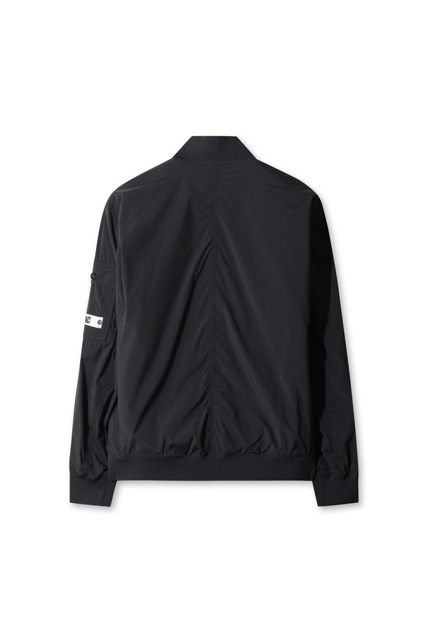 블랙 색상의 패디드 봄버 자켓입니다. 남성용으로, 골프 및 일상복으로 활용하기 좋습니다. 나일론과 스판덱스 혼방 소재로 제작되어 부드러운 촉감과 신축성을 제공하며, 두꺼운 두께감으로 겨울철 보온성을 높여줍니다. 경량 패딩 안감과 니트 시보리 디테일이 특징이며, 레귤러 핏과 긴 소매 기장, 집업 여밈 방식으로 편안한 착용감을 선사합니다. 캐주얼, 스포티, 미니멀 스타일을 모두 소화할 수 있는 활용도 높은 아우터입니다.
