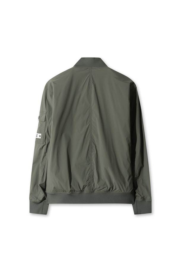 카키 색상의 패디드 봄버 자켓입니다. 남성용으로, 겨울철 보온성을 책임지는 두꺼운 두께감의 자켓입니다. 캐주얼 및 스포티한 스타일을 연출하며, 골프룩으로도 활용 가능합니다. 나일론과 스판덱스 혼방 소재로 제작되어 부드러운 촉감과 신축성을 제공하며, 활동성을 높였습니다. 경량 패딩 안감과 소매/밑단/에리 부분의 니트 시보리 마감으로 편안한 착용감을 선사합니다. 집업 스타일이며 레귤러핏으로, 일상에서도 활용하기 좋은 무지 디자인의 자켓입니다.
