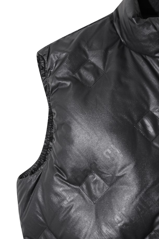 남성용 페이크 레더 베스트는 가을, 겨울 시즌에 골프 및 일상에서 스포티하고 모던한 스타일을 연출하기에 적합합니다. 부드러운 촉감의 인조가죽 소재에 두꺼운 두께감으로 보온성을 높였으며, 하이넥 디자인과 집업 여밈으로 간편하게 착용할 수 있습니다. 민소매 디자인으로 활동성을 더하고, 가볍게 제작되어 편안한 착용감을 제공합니다. 특히 금속 와펜 디테일이 포인트로 더해져 고급스러운 느낌을 줍니다. 안감은 구스다운으로 처리되어 뛰어난 보온성을 자랑합니다.
