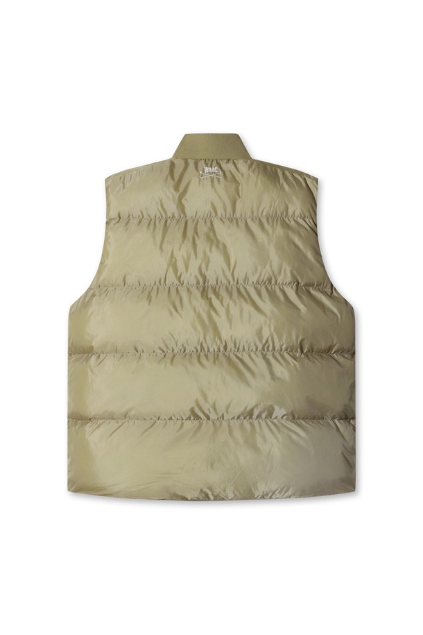 [JONES] 남성 스타디움 패딩 베스트는 가을과 겨울철, 스포티하고 미니멀한 스타일을 연출하기에 좋은 아이템입니다. 베이지 색상의 무지 디자인으로, 골프는 물론 일상에서도 캐주얼하게 착용할 수 있습니다. 두꺼운 두께감의 폴리에스테르 소재로 제작되어 보온성이 뛰어나며, 경량 소재를 사용하여 활동성을 높였습니다. 레귤러 핏에 스냅 여밈 방식, 스트라이프 시보리 디테일이 특징이며, 가벼운 룩을 위한 민소매 디자인으로 제작되었습니다. 가을 나들이룩, 겨울 데일리룩, 골프룩 등 다양한 TPO에 활용하여 세련된 스타일을 완성해보세요.
