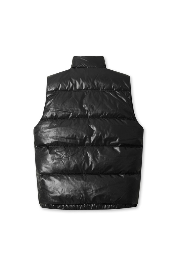 남성용 WAACKY(와키) 다운 베스트는 겨울철 보온성을 책임지는 필수 아이템입니다. 구스다운 90/10 충전재를 사용하여 뛰어난 보온력을 제공하며, 은은한 광택감으로 고급스러운 외관을 자랑합니다. 스포티하면서도 미니멀한 스타일로 골프를 비롯한 다양한 일상룩에 활용하기 좋습니다. 소매, 밑단, 에리 부분의 립 디테일과 집업 여밈 방식은 활동성을 높여줍니다. 지금 바로, 따뜻하고 스타일리시한 겨울을 위한 WAACKY(와키) 다운 베스트를 만나보세요.
