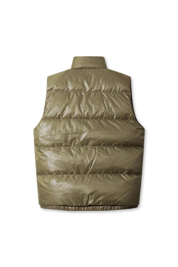 남성용 WAACKY (와키) 다운 베스트는 겨울철 보온성을 책임지는 필수 아이템입니다. 부드러운 구스다운 소재와 두꺼운 두께감으로 뛰어난 보온성을 제공하며, 스포티하고 캐주얼한 스타일을 연출합니다. 카키 및 올리브 컬러로 출시되어 다양한 골프룩 및 일상룩에 활용하기 좋습니다. 립 디테일과 은은한 광택감이 돋보이며, 집업 스타일과 레귤러핏으로 편안한 착용감을 선사합니다. 민소매 디자인으로 활동성을 높였으며, 가볍고 따뜻하여 겨울철 스타일링에 실용성을 더합니다.
