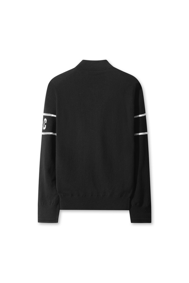 ## 남성 울 하프 집 스웨터

남성용 울 소재의 하프넥 집업 스웨터입니다. 겨울철 보온성을 높여주는 두꺼운 두께감과 방풍 안감으로 제작되어 추운 날씨에도 따뜻하게 착용할 수 있습니다. 스포티한 무드의 스트라이프 패턴에 자수 및 와펜 디테일로 포인트를 더했으며, 골프 및 일상복으로 활용하기 좋습니다. 부드러운 촉감의 메리노 울 100% 소재로 제작되어 편안한 착용감을 선사합니다. 스탠다드 핏으로 어떤 스타일에도 잘 어울립니다.
