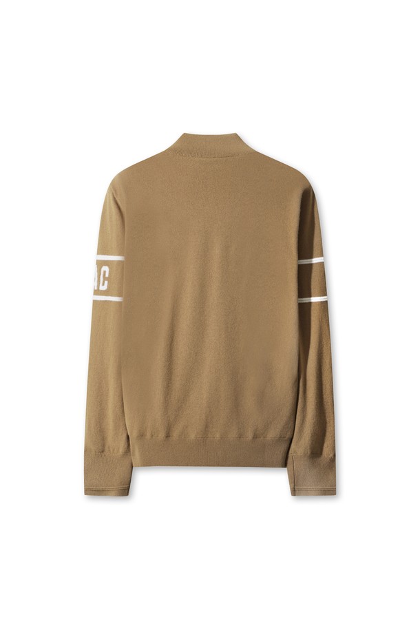 베이지 색상의 남성용 울 하프 집업 스웨터입니다. 겨울 시즌, 골프 및 일상생활에서 활용하기 좋은 스웨터로, 스포티하면서도 베이직한 스타일을 연출합니다. 메리노 울 100% 소재로 제작되어 부드러운 촉감과 뛰어난 보온성을 제공하며, 방풍 안감으로 바람을 효과적으로 막아줍니다. 스탠다드핏, 레귤러 기장의 긴소매 디자인에 하프넥, 스트라이프 패턴, 자수 및 와펜 장식이 더해져 클래식하면서도 미니멀한 무드를 선사합니다.
