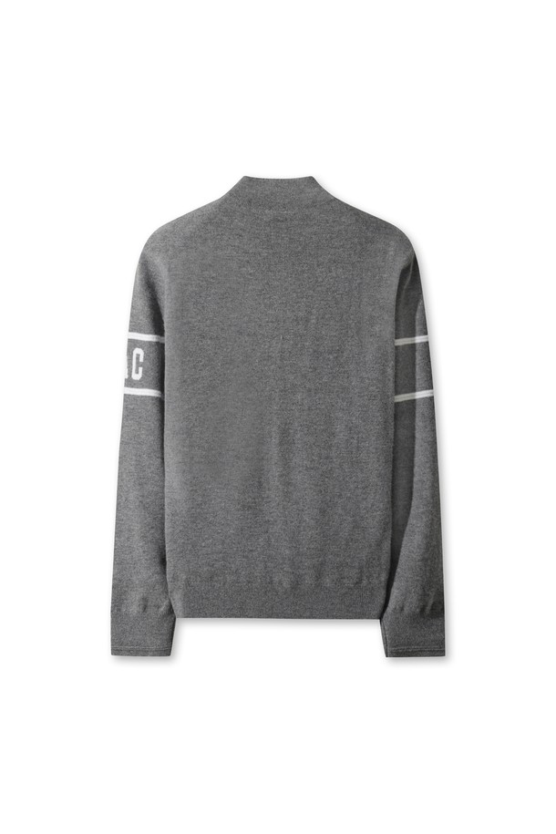 남성용 울 하프 집업 스웨터는 겨울철 골프룩과 일상룩에 모두 활용하기 좋은 아이템입니다. 부드러운 촉감의 메리노 울 100% 소재로 제작되어 뛰어난 보온성과 방풍 기능을 제공합니다. 스탠다드핏에 하프넥 디자인으로, 가슴과 소매 부분의 스트라이프 패턴이 스포티하면서도 베이직한 스타일을 연출합니다. 자수와 와펜 장식이 은은한 포인트를 더하며, 긴 소매 기장으로 따뜻함을 더했습니다.
