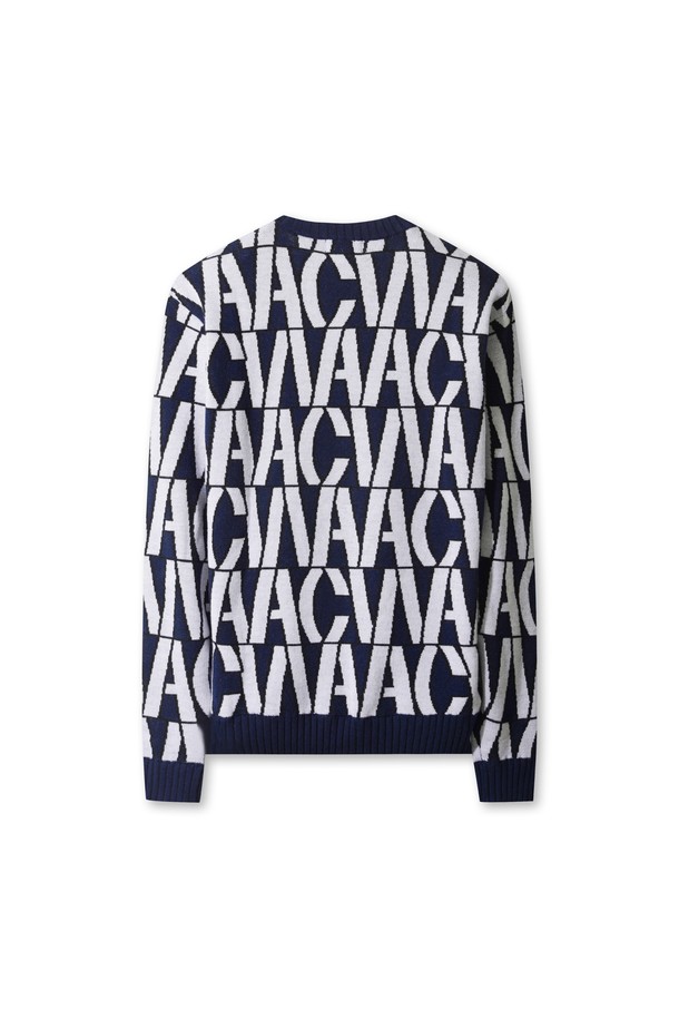 네이비와 화이트 컬러의 로고 패턴이 돋보이는 남성용 크루넥 스웨터입니다. 릴랙스 핏으로 편안한 착용감을 선사하며, 가을, 겨울 시즌에 어울리는 두꺼운 울 소재로 제작되었습니다. 라운드넥 디자인에 긴 소매 기장으로, 스포티하면서도 캐주얼한 스타일을 연출합니다. 골프룩은 물론 일상에서도 활용 가능한, 와펜 자수 디테일이 돋보이는 스웨터입니다.
