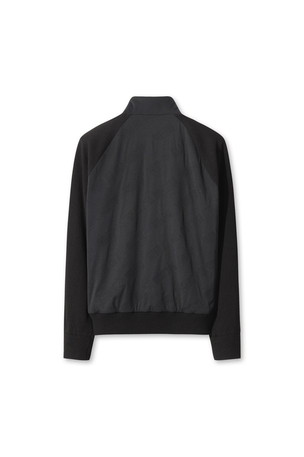 남성용 니트 하이브리드 패딩 재킷은 겨울철 골프 라운딩과 일상에서 모두 활용하기 좋은 스포티한 스타일의 아우터입니다. 블랙 컬러에 로고 패턴으로 포인트를 주어 세련된 느낌을 더했습니다. 니트, 폴리에스테르, 울 소재의 혼방으로 제작되어 부드러운 촉감과 뛰어난 보온성을 제공하며 방풍 기능까지 갖췄습니다. 레귤러핏으로 편안하게 착용 가능하며, 두꺼운 두께감과 긴 소매 기장으로 겨울 추위에도 끄떡없는 보온성을 자랑합니다. 집업 스타일의 패딩 재킷으로, 하이브리드 디자인과 안감 적용으로 활동성과 스타일을 동시에 잡았습니다.
