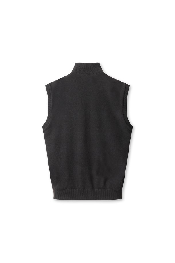 남성용 Men Knit Hybrid Padding Vest (멘 니트 하이브리드 패딩 베스트)는 겨울철 골프 및 일상생활에서 스타일리시하게 착용할 수 있는 패딩 베스트입니다. 울과 폴리에스테르 혼방 소재로 제작되어 부드러운 촉감과 뛰어난 보온 및 방풍 기능을 제공합니다. 하이브리드 구조, 고주파 본딩 처리, 와펜 자수 디테일이 돋보이며, 레귤러핏과 집업 스타일로 편안한 착용감을 선사합니다. 스포티, 캐주얼, 미니멀 무드를 동시에 연출할 수 있으며, 블랙 컬러의 민소매 디자인으로 다양한 스타일링에 활용하기 좋습니다.
