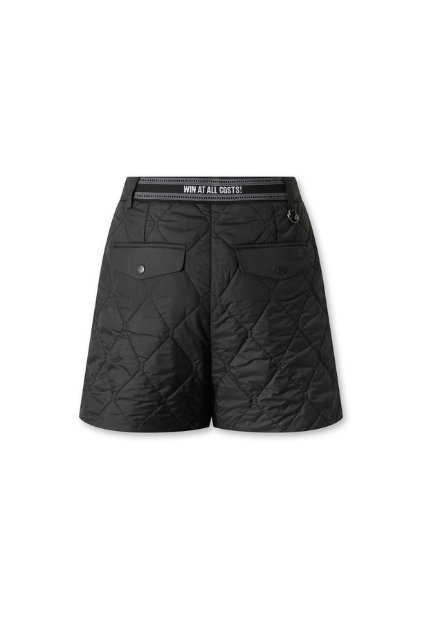 블랙 색상의 여성용 웨지 패딩 하프 팬츠입니다. 골프룩, 스포티, 캐주얼 스타일에 적합하며, 봄, 여름, 가을 세 계절에 걸쳐 활용할 수 있습니다. 퀄팅 패턴과 벌룬핏 디자인으로 활동성을 높였으며, 부드러운 촉감의 폴리에스테르 소재에 두꺼운 패딩 안감을 더해 보온성을 강화했습니다. 허리 밴딩 처리로 편안한 착용감을 선사하는 루즈핏 하프 팬츠입니다.
