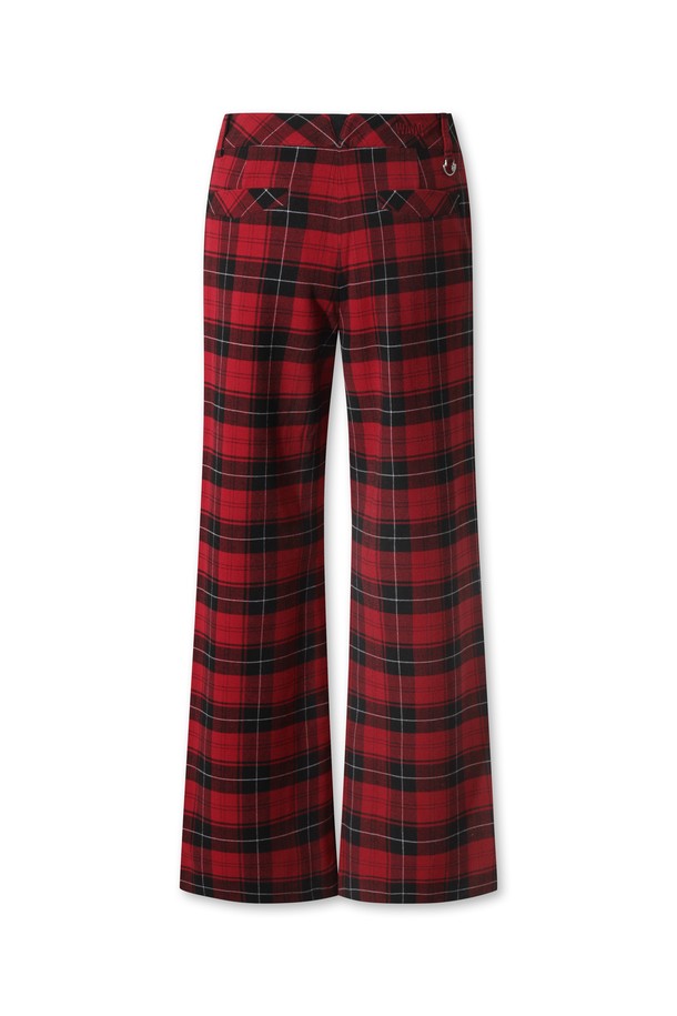 레드와 블랙 컬러의 체크 패턴이 돋보이는 여성용 와이드 팬츠입니다. 사계절 내내 활용 가능한 긴 기장으로, 캐주얼하거나 스포티한 스타일을 연출하기 좋습니다. 넉넉한 루즈핏으로 편안한 착용감을 선사하며, 골프룩으로도 손색없는 디자인입니다. 실용성을 더하는 포켓 디테일이 특징입니다.
