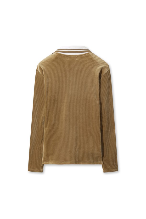 따뜻하고 포근한 착용감의 여성 골지 밍키 플리스 풀오버입니다. 부드러운 밍크 플리스 소재에 기모 안감을 더해 뛰어난 보온성을 제공하며, 겨울철 골프룩 또는 일상복으로 활용하기 좋습니다. 넉넉한 핏과 긴 소매, 니트 카라 디자인으로 클래식한 무드를 연출하며, 컬러 배색 티핑 디테일이 포인트입니다. 집업 스타일로 체온 조절이 용이하고, 신축성 있는 소재로 활동성을 높였습니다. 레이어링하여 다양한 스타일을 연출할 수 있습니다.
