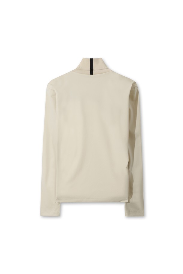 여성 방풍 미드 레이어 하이넥 탑은 골프 및 일상용으로 적합한 겨울철 의류입니다. 베이지 색상의 무지 디자인으로 미니멀하고 스포티한 스타일을 연출하며, 레귤러핏과 하이넥 디자인이 특징입니다. 일본 수입 기능성 소재와 특수 방풍 필름 코팅, 경량 설계로 뛰어난 방풍, 방수, 보온, 신축성 기능을 제공합니다. 부드러운 촉감의 긴소매 레귤러 기장 상의로, 추운 날씨에도 쾌적하게 활동할 수 있습니다. 클래식한 무드까지 더해져 다양한 스타일을 소화할 수 있습니다.
