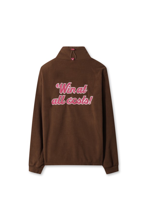 겨울철 라운딩과 일상에서 스타일리시하게 연출할 수 있는 여성 플리스 하이넥 풀오버입니다. 부드러운 촉감의 플리스 소재로 제작되어 보온성과 방풍 기능을 제공합니다. 오버핏 디자인에 크롭 기장으로 트렌디함을 더했으며, 넥 뒤와 밑단 스트링 조절을 통해 핏을 조절할 수 있습니다. 브라운 컬러에 등 부분 슬로건 아트워크와 폼폼 비니 와키 와펜 디테일로 포인트를 주어 스포티하면서도 캐주얼한 무드를 연출합니다. 긴 소매 기장의 하이넥 디자인으로 보온성을 높여 겨울철 골프룩에 적합하며, 일상복으로도 활용하기 좋습니다.
