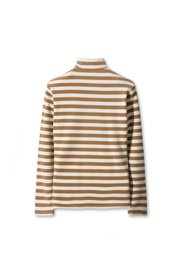 피치, 브라운, 화이트 색상의 스트라이프 패턴이 돋보이는 여성용 하이넥 긴소매 티셔츠입니다. 부드러운 기모 안감으로 제작되어 겨울철에도 따뜻하게 착용 가능하며, 보온성과 신축성을 갖춰 편안한 활동성을 제공합니다. 레귤러핏으로 제작되어 베이직하면서도 스포티한 스타일을 연출하며, 골프룩 또는 일상복으로 활용하기 좋습니다. 베스트나 아우터와 레이어링하여 다양한 스타일을 연출할 수 있으며, 크로스 코디에도 용이합니다.

