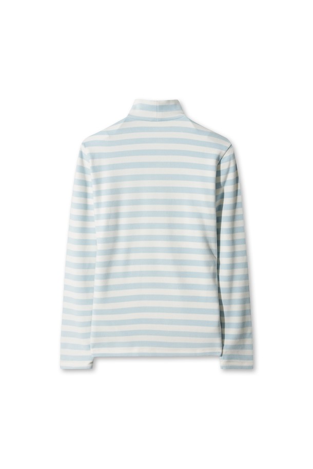 여성용 스트라이프 피치 하이넥 탑은 겨울철 골프 및 일상복으로 활용하기 좋은 베이직 스타일의 긴소매 티셔츠입니다. 부드러운 기모 소재와 두꺼운 두께로 제작되어 보온성이 뛰어나며, 하이넥 디자인이 목을 따뜻하게 감싸줍니다. 레귤러핏으로 제작되어 편안한 착용감을 선사하며, 바디 라인을 자연스럽게 살려주는 디자인으로 다양한 겨울 베스트나 아우터와 레이어링이 가능합니다. 스트라이프 패턴과 피치 컬러가 조화롭게 어우러져 클래식, 미니멀, 캐주얼 등 어떤 스타일에도 잘 어울리며, 스윙 시 유연한 움직임을 위한 기능성 소재로 골프룩을 완성합니다.
