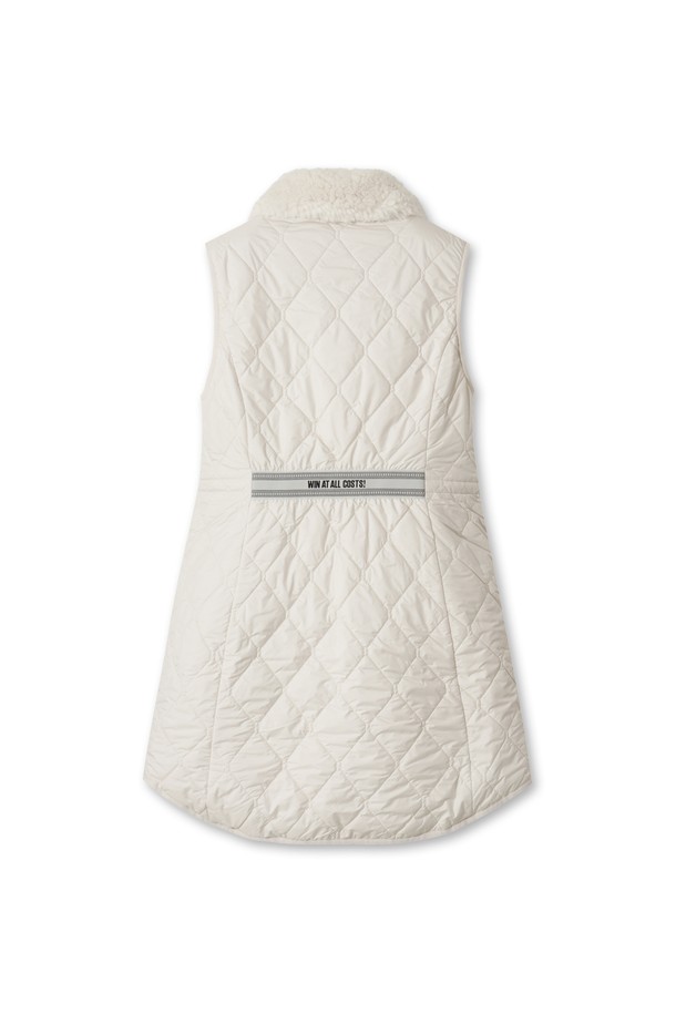 세련된 여성 골프 스타일을 완성해 줄 윈드(Women) 웨지 패딩 원피스 베스트입니다. 부드러운 폴리에스테르 소재로 제작되어 편안한 착용감을 선사하며, 겨울철 라운딩에서도 따뜻함을 유지해 줍니다. A라인 실루엣과 라운드넥 디자인으로 우아하면서도 스포티한 무드를 연출합니다. 허리 스트링 디테일로 실루엣 조절이 가능하며, 민소매 디자인과 집업 여밈으로 활동성을 높였습니다. 무지 디자인의 화이트 컬러로 어떤 골프룩에도 미니멀하게 매치하기 좋습니다.
