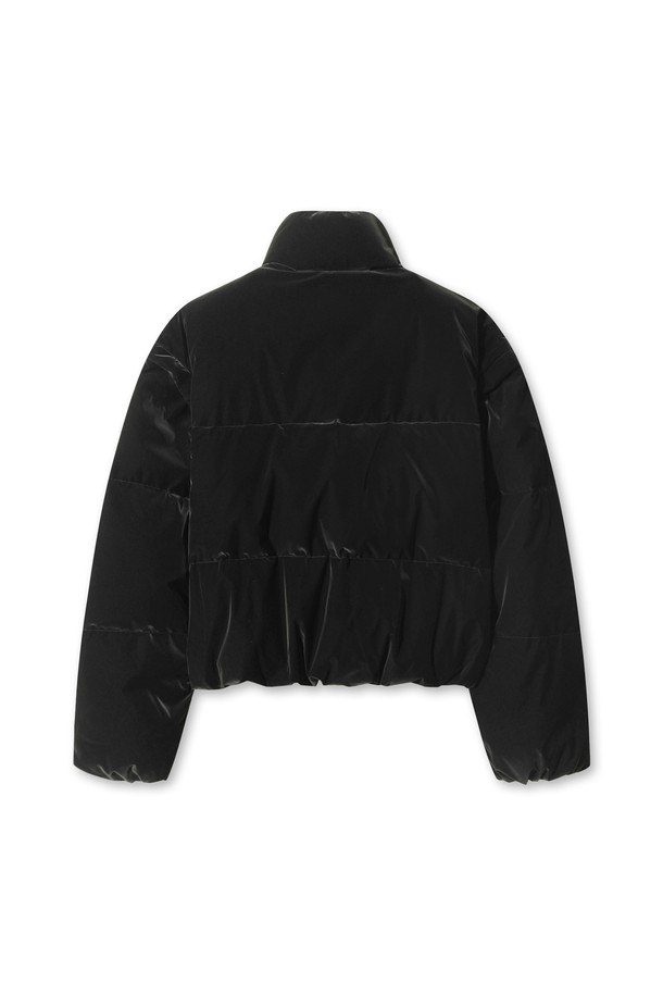 [Exclusive] 탈부착 슬리브 다운 점퍼는 여성 골퍼들을 위한 겨울철 필수 아이템입니다. 블랙 컬러의 무지 디자인에 탈부착 가능한 소매로 2WAY 스타일링이 가능하여, 스포티하고 미니멀한 골프룩을 연출할 수 있습니다. 경량 구스다운 충전재로 뛰어난 보온성을 제공하며, 밑단 밴딩과 스트링 디테일로 활동성을 더했습니다. 매트한 광택감과 부드러운 촉감으로 고급스러운 착용감을 선사합니다. 지퍼와 스냅 여밈 방식에 레귤러핏으로 편안하게 착용할 수 있습니다.
