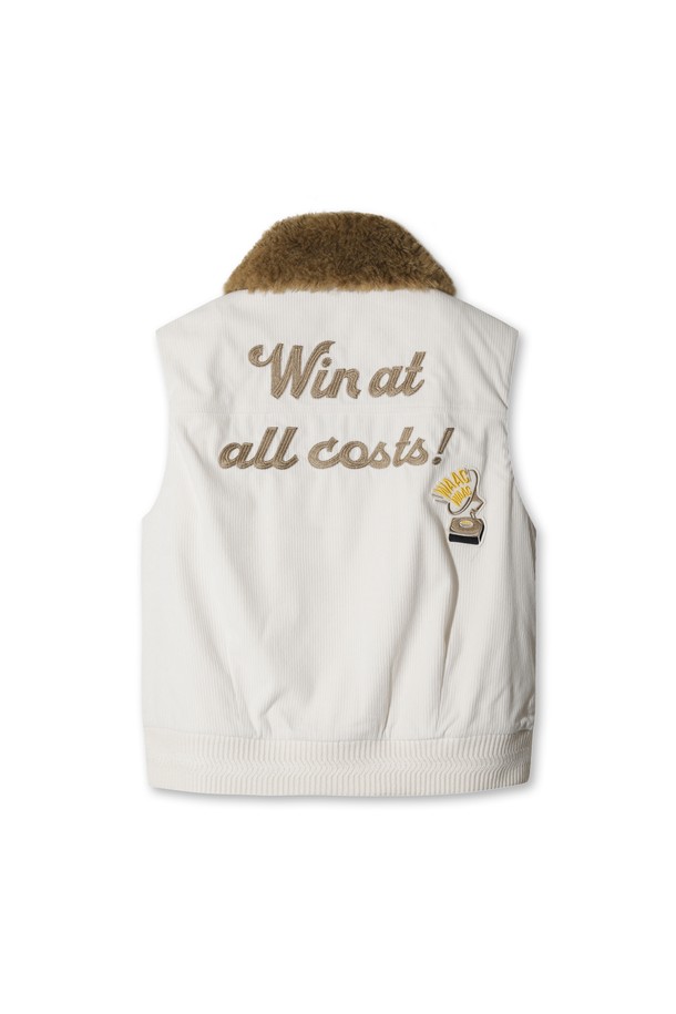 Women Roy (우먼 로이) 베스트는 겨울철 골프 및 일상에서 활용하기 좋은 여성용 베스트입니다. 부드러운 코듀로이 소재에 두꺼운 두께감으로 보온성을 높였으며, 캐주얼 스타일의 무지 디자인으로 다양한 룩에 매치하기 좋습니다. 탈부착 가능한 퍼 칼라와 아트워크 디테일이 특징이며, 레귤러핏과 집업 여밈 방식으로 편안한 착용감을 제공합니다. 민소매 디자인의 패딩 안감으로 따뜻함과 스타일을 동시에 잡았습니다.
