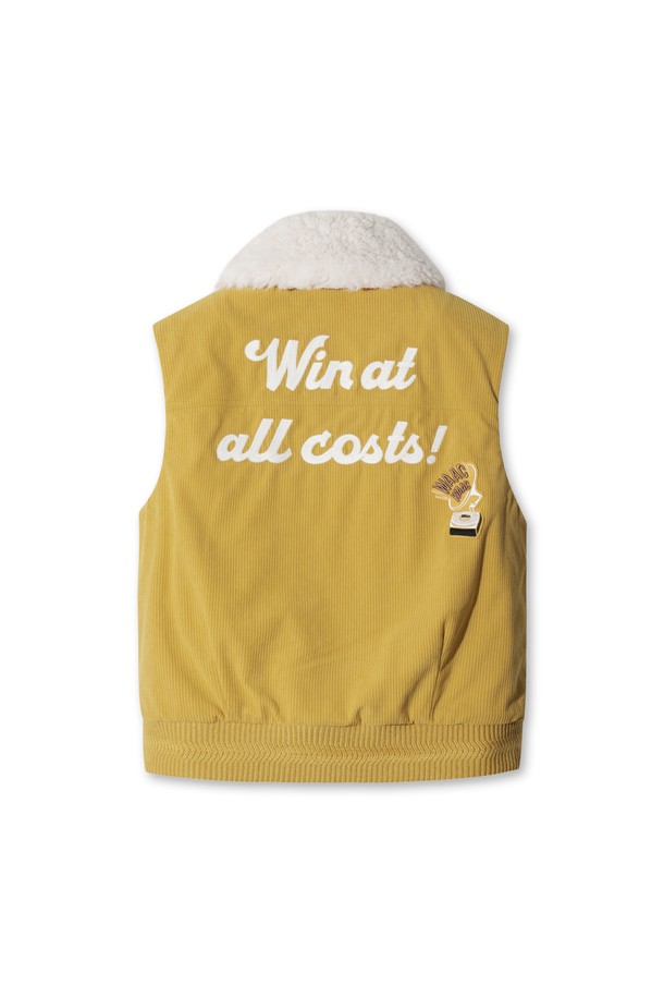 Women Roy (우먼 로이) 베스트는 골프, 일상에서 활용하기 좋은 여성용 베스트입니다. 옐로우 컬러의 무지 디자인으로 캐주얼한 스타일을 연출하며, 겨울철 보온성을 높여주는 두꺼운 두께감과 부드러운 코듀로이 소재, 퍼 안감이 특징입니다. 탈부착 가능한 퍼 칼라와 충전재, 아트워크 디테일이 돋보이며, 집업 스타일과 레귤러핏으로 편안하게 착용할 수 있습니다. 민소매 디자인으로 활동성을 높였으며, 골프룩 또는 겨울 데일리룩에 클래식, 미니멀한 무드를 더해줍니다.
